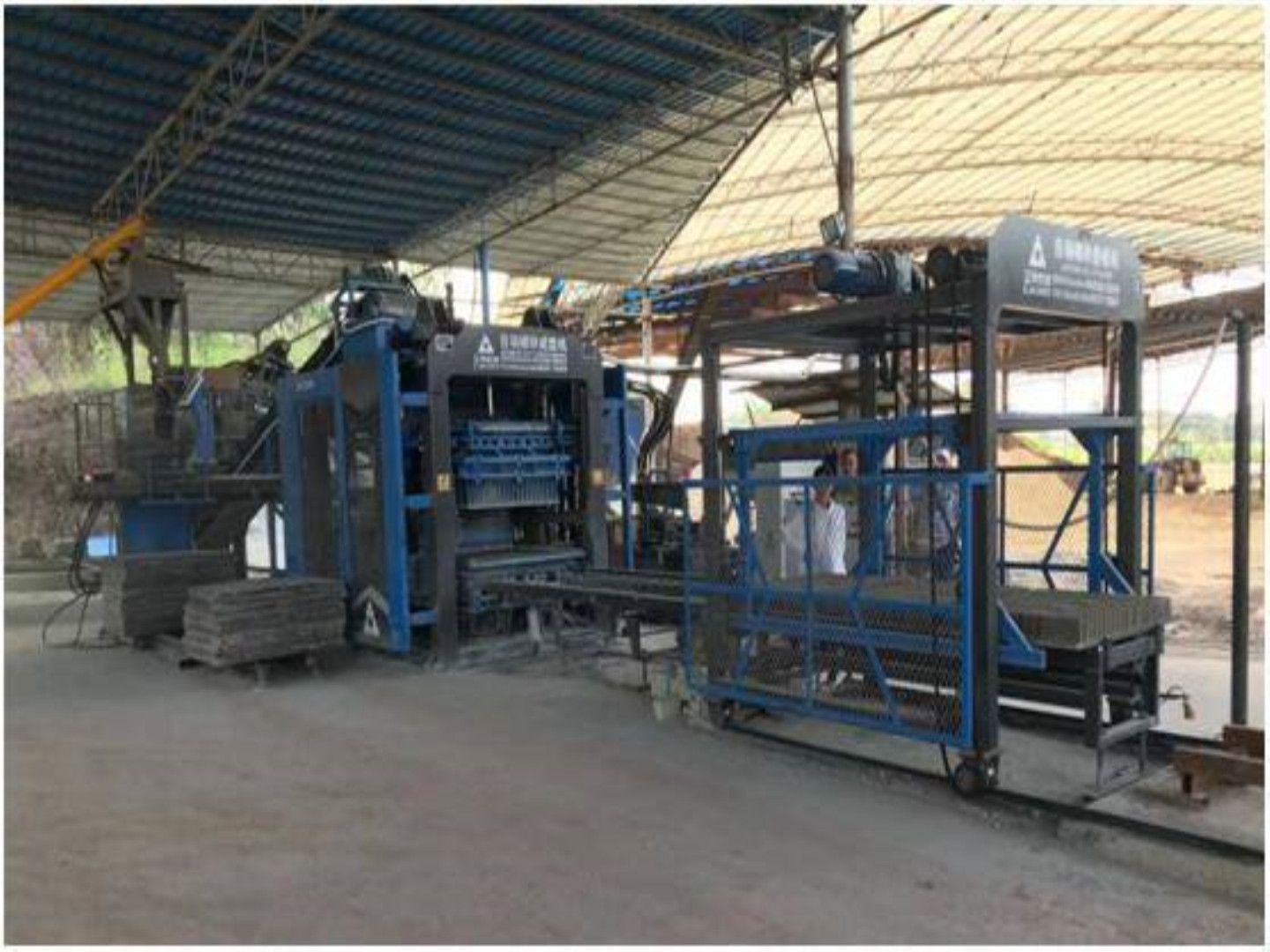 Machine automatique de fabrication de briques de cendres volantes avec servomoteur à 4 axes en Inde