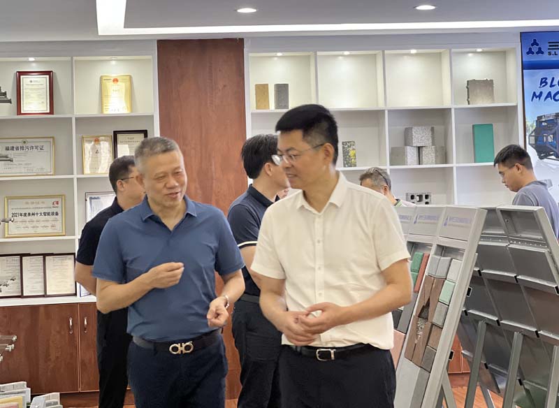 Le maire Wang Lianzan de la ville de Nan'an, accompagné de l'équipe de direction de la ville, a visité Sanlian Machinery